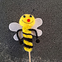 Unsere neue Mitarbeiterin Biene zeigt den Weg zu insektenfreundlichen Pflanzen.